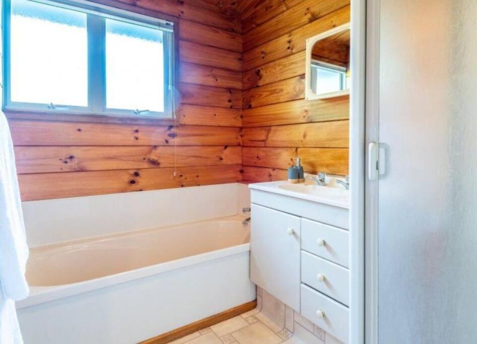 Soak In Cedar Tub, Stroll To Havelock Village Havelock North Exteriör bild